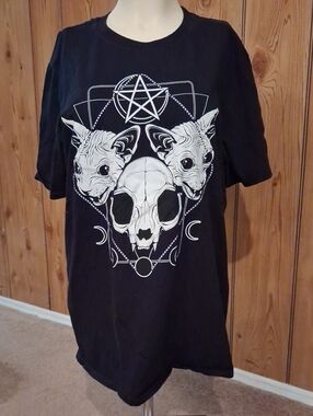 Hot Topic Black Tee with Skull and Twin Cat Heads Graphic